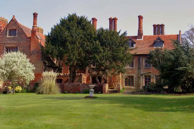 Burnham Tudor manor , M334 (photo 2)