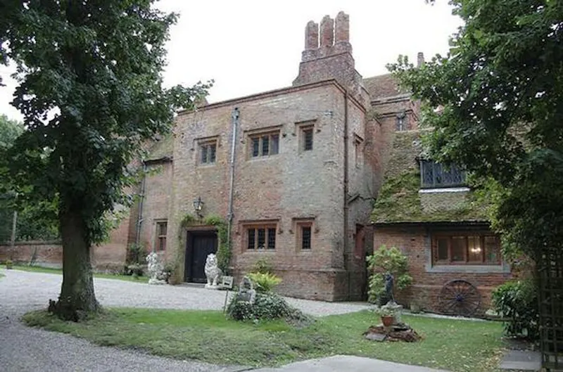 Driveway at Burnham Tudor manor , M334 (photo 6)