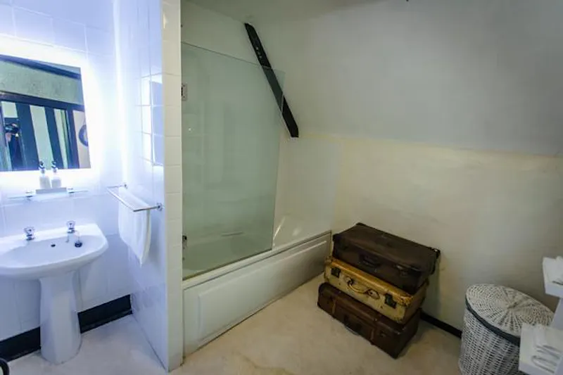 Bathroom at Burnham Tudor manor , M334 (photo 32)