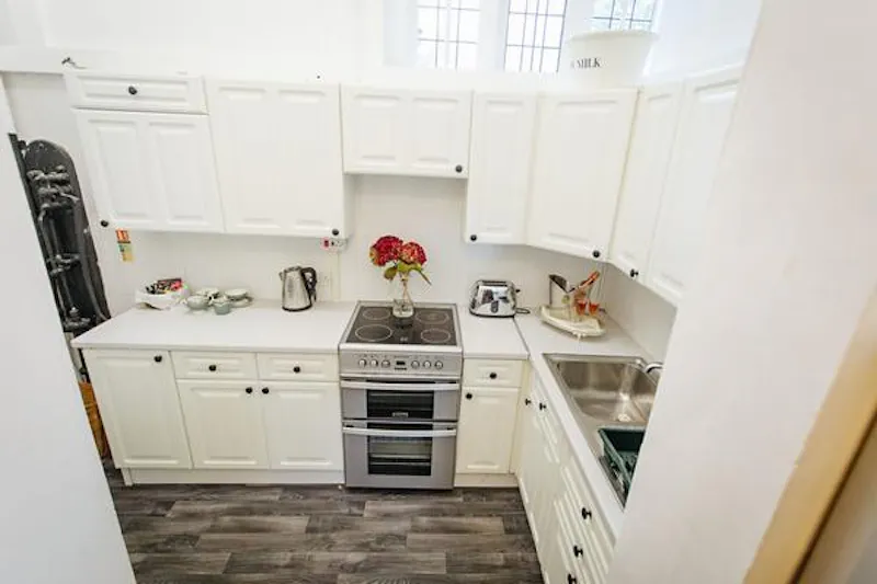 Kitchen at Burnham Tudor manor , M334 (photo 34)