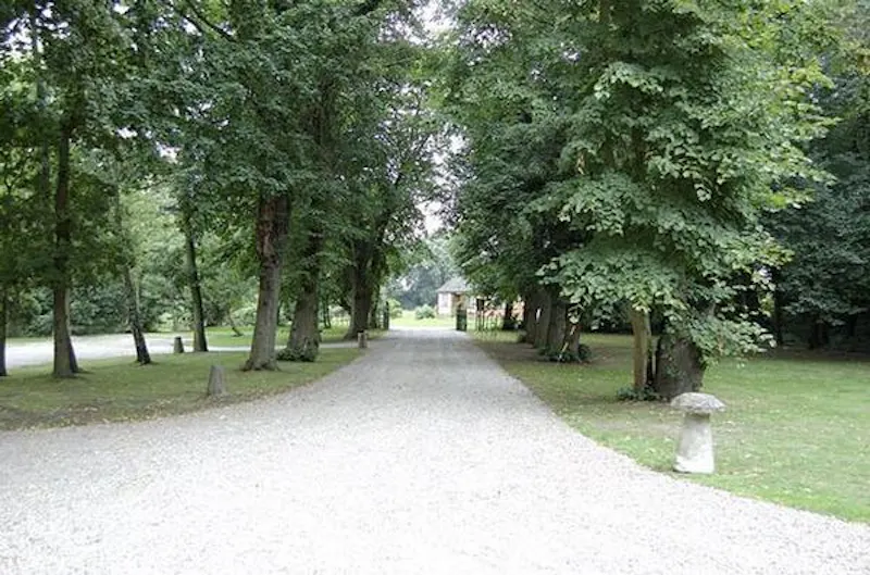 Driveway at Burnham Tudor manor , M334 (photo 65)