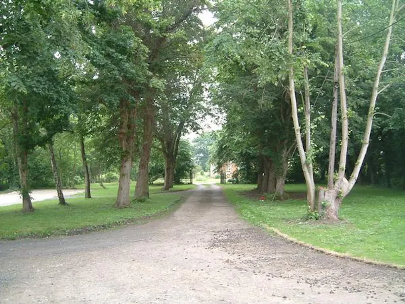 Driveway at Burnham Tudor manor , M334 (photo 76)