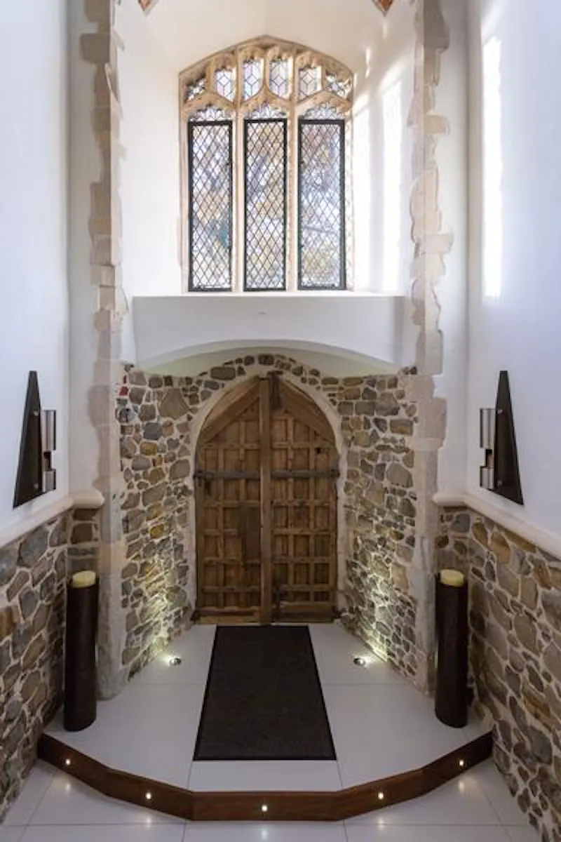 Entrance hall at Film location CH112 in Essex (photo 3)