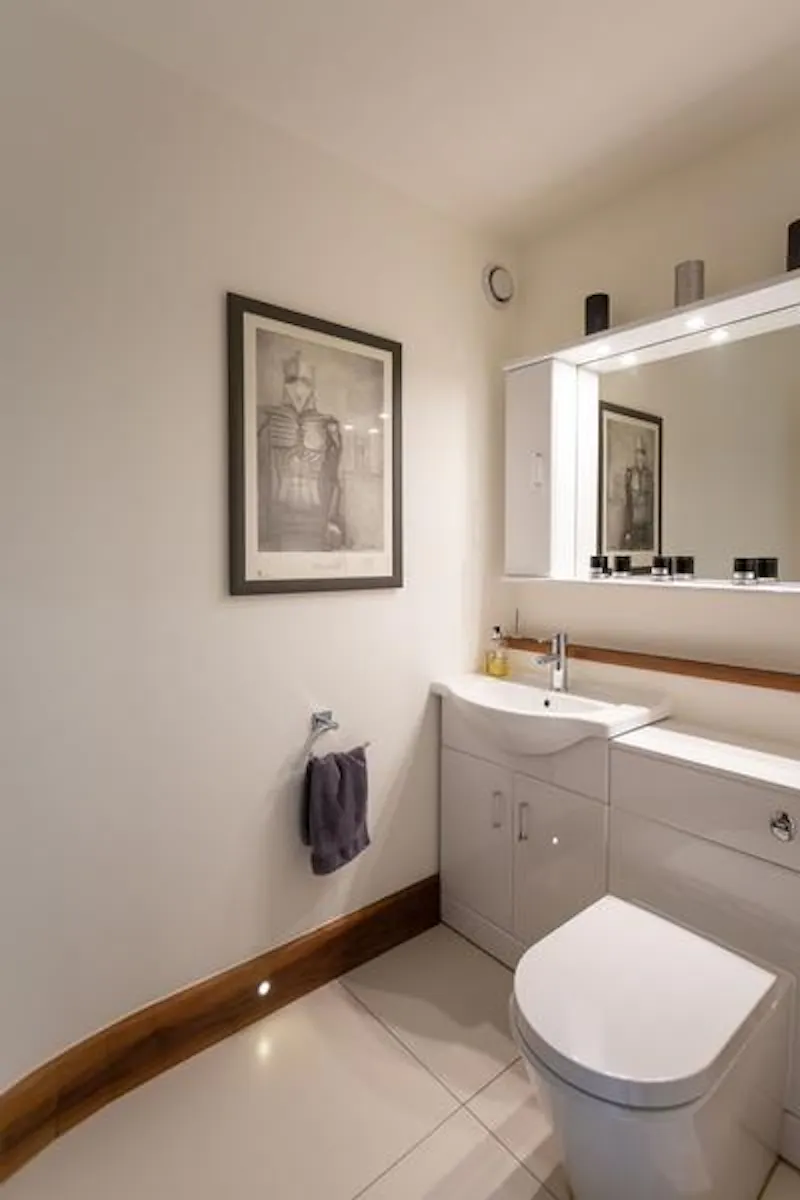 Bathroom at Film location CH112 in Essex (photo 22)