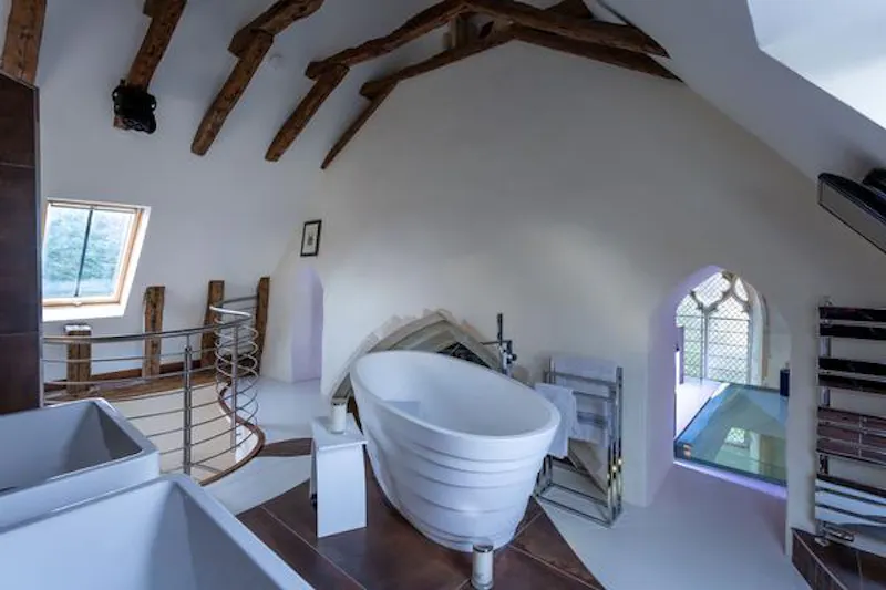 Bathroom at Film location CH112 in Essex (photo 36)