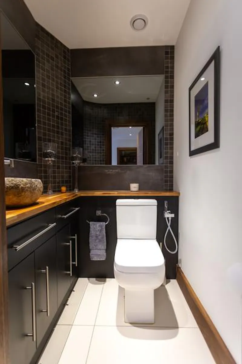 Bathroom at Film location CH112 in Essex (photo 47)