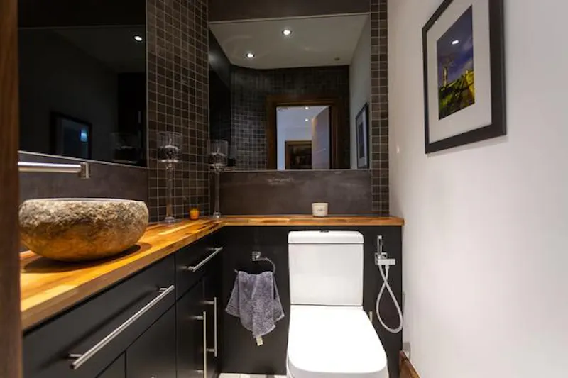 Bathroom at Film location CH112 in Essex (photo 48)