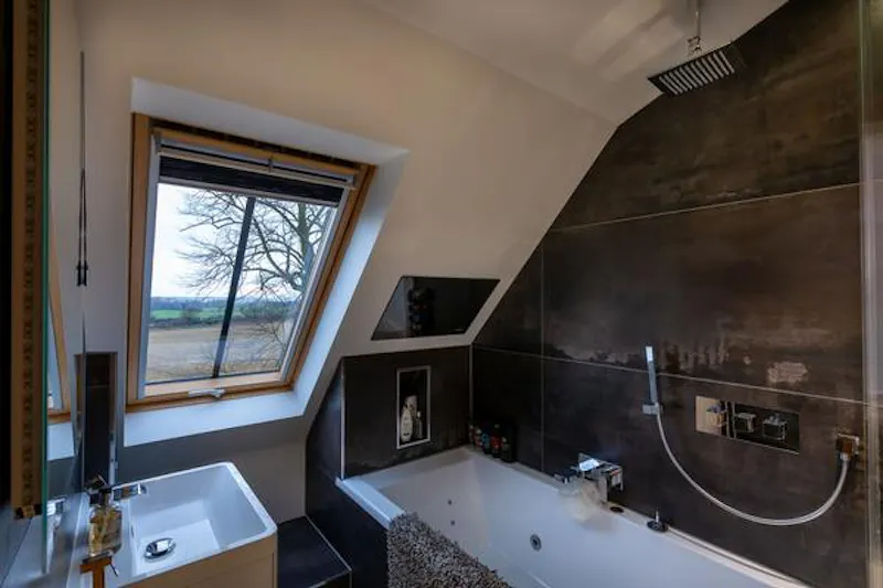 Bathroom at Film location CH112 in Essex (photo 52)
