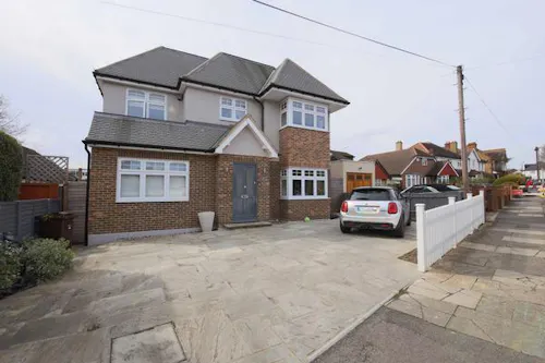 Modern house in Raynes Park, D2451