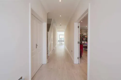 Modern house in Raynes Park, D2451