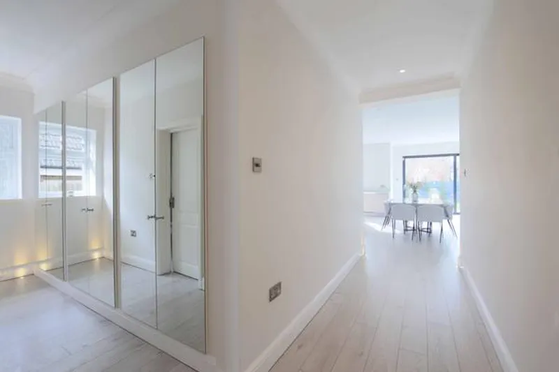 Modern house in Raynes Park, D2451 (photo 4)