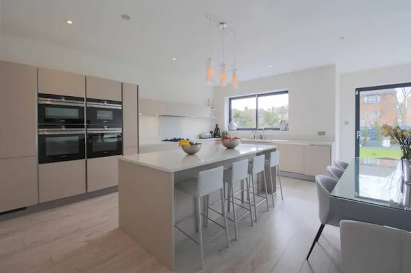 Kitchen island at Modern house in Raynes Park, D2451 (photo 7)