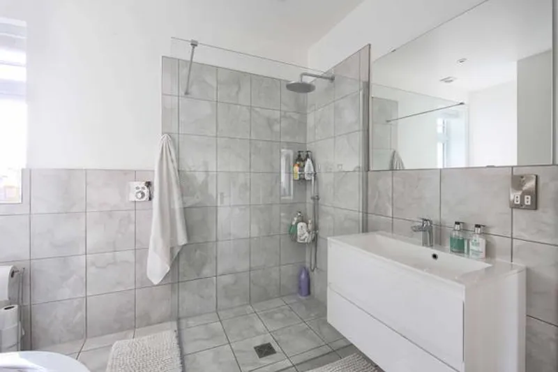 Shower at Modern house in Raynes Park, D2451 (photo 27)