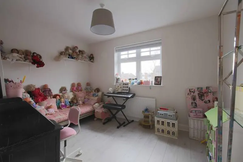 Modern house in Raynes Park, D2451 (photo 32)