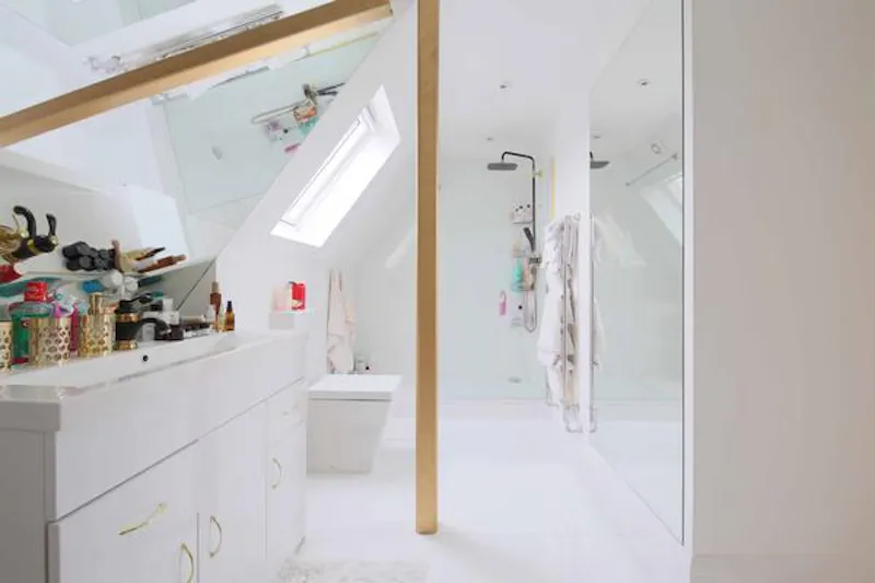 Bathroom at Modern house in Raynes Park, D2451 (photo 37)
