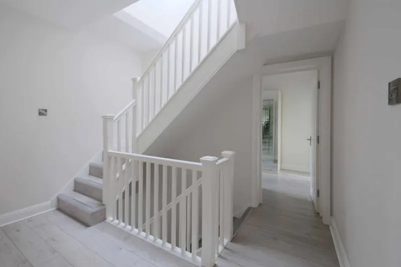 Staircase at Modern house in Raynes Park, D2451 (photo 19)