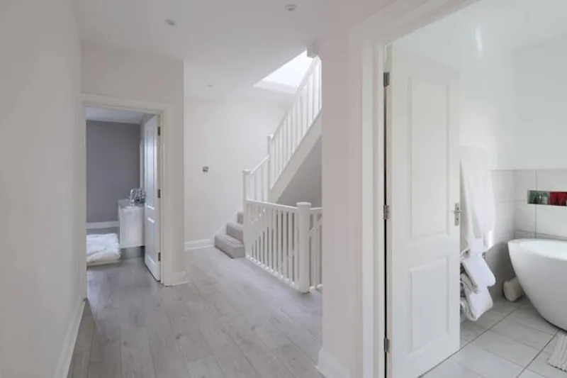 Modern house in Raynes Park, D2451 (photo 25)