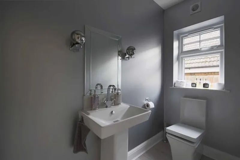 Bathroom at Modern house in Raynes Park, D2451 (photo 12)