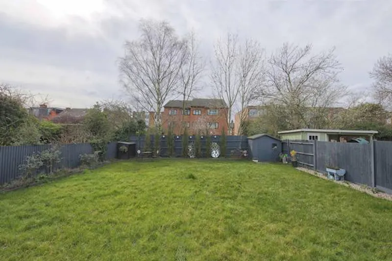 Modern house in Raynes Park, D2451 (photo 47)