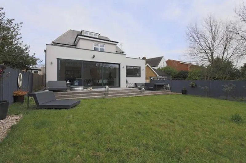 Garden at Modern house in Raynes Park, D2451 (photo 48)