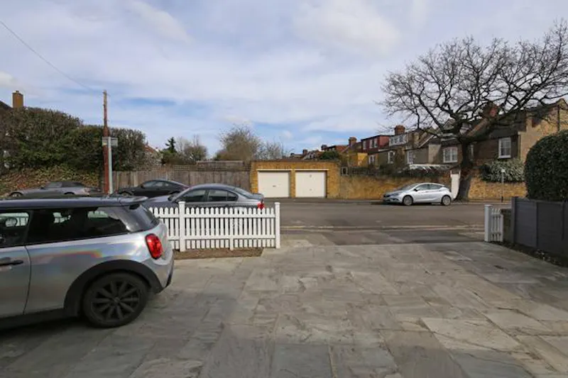 Modern house in Raynes Park, D2451 (photo 50)