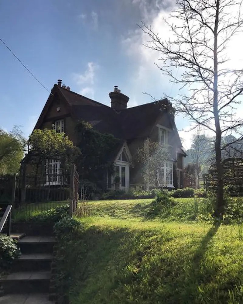 Film location D2452 in Surrey (photo 1)