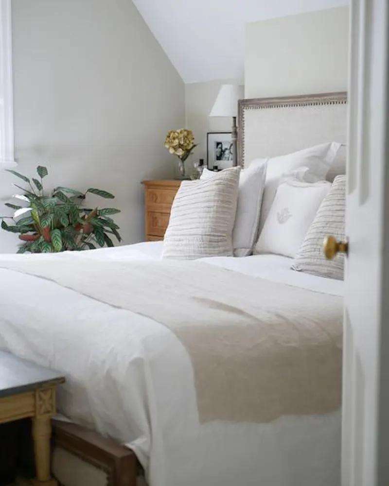 Bedroom at Film location D2452 in Surrey (photo 14)