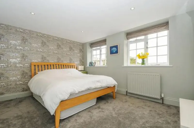 Bedroom at Film location L709 in West Sussex (photo 8)