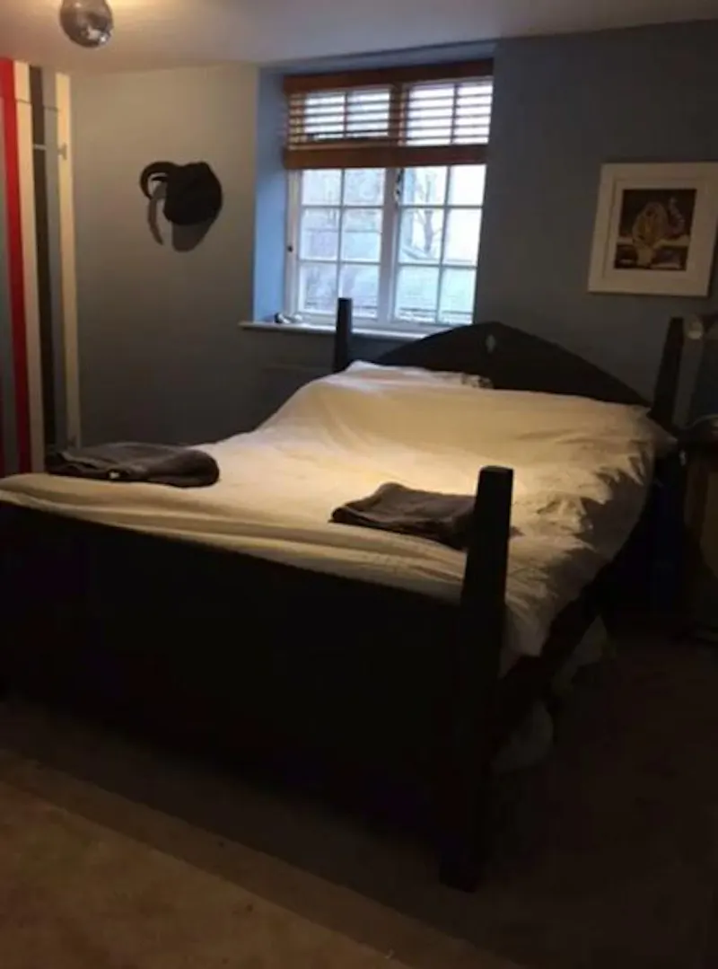 Bedroom at Film location L709 in West Sussex (photo 9)