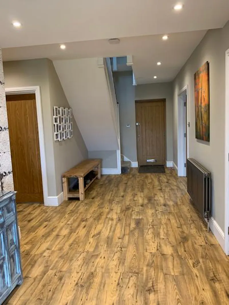 Entrance hall at Film location D2453 in Surrey (photo 31)