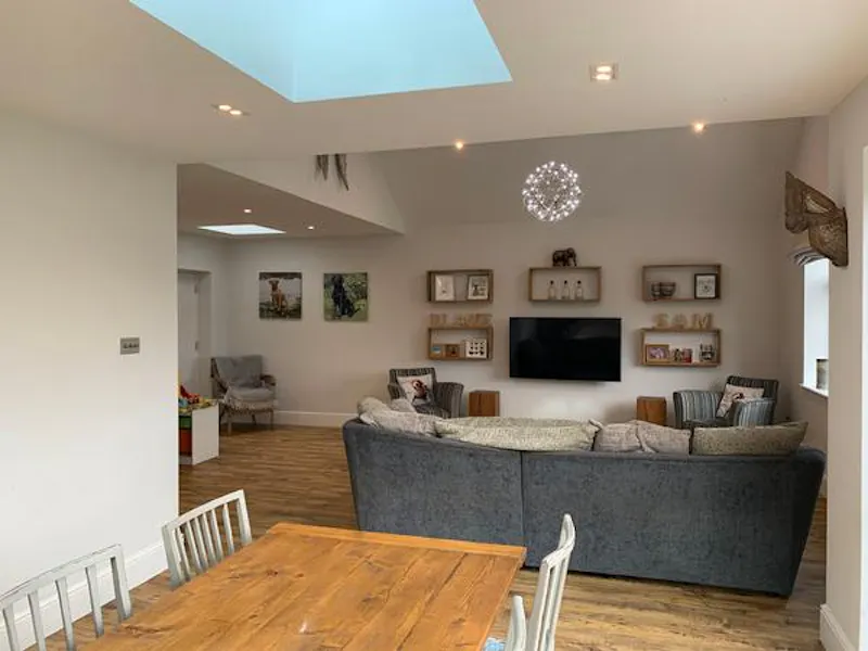 Living Room at Film location D2453 in Surrey (photo 19)