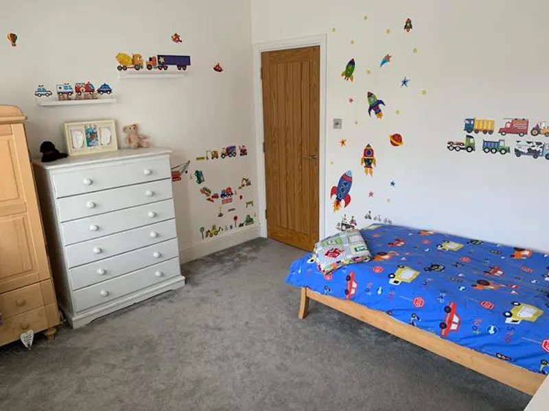 Bedroom - child's at Film location D2453 in Surrey (photo 15)