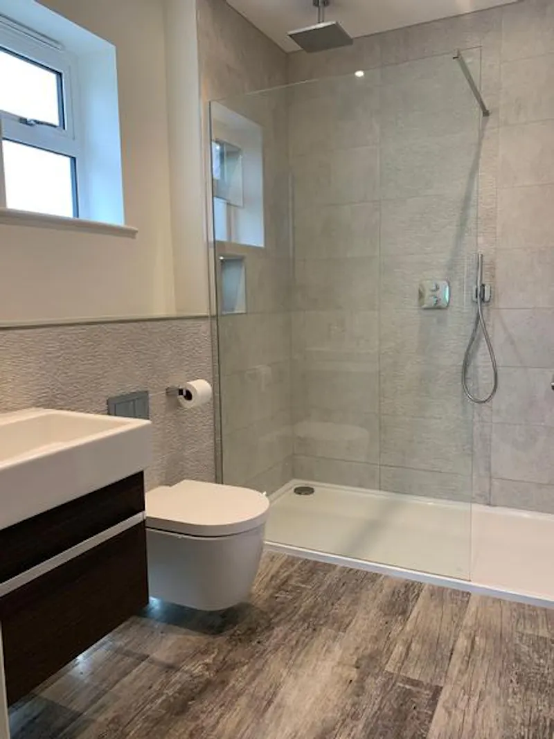 Shower at Film location D2453 in Surrey (photo 11)
