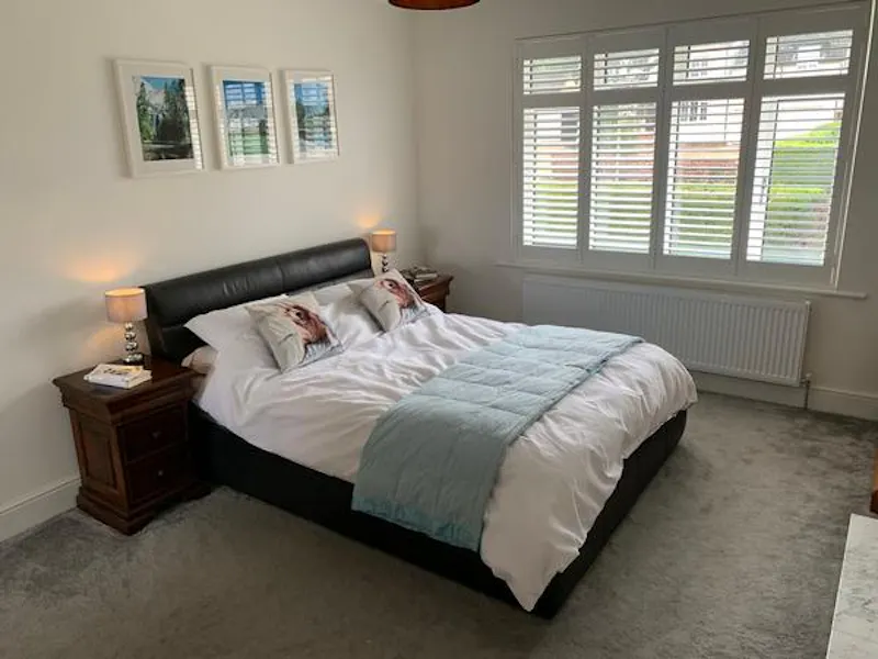 Bedroom at Film location D2453 in Surrey (photo 9)