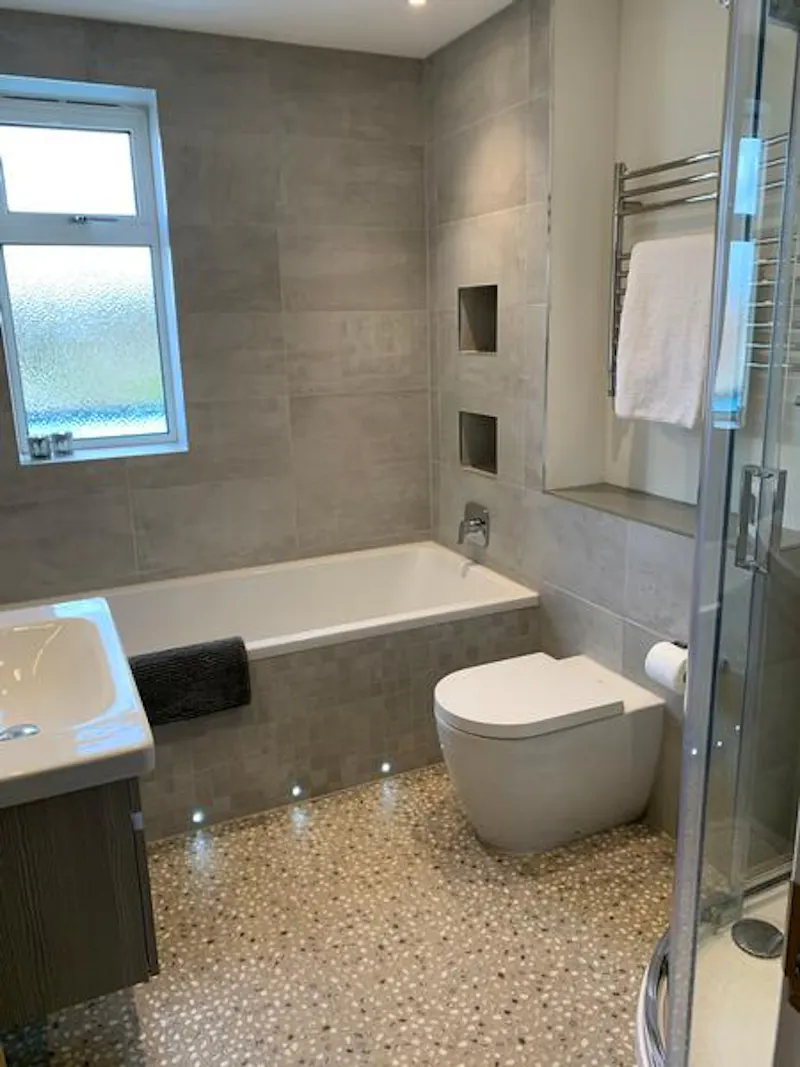 Bathroom at Film location D2453 in Surrey (photo 7)