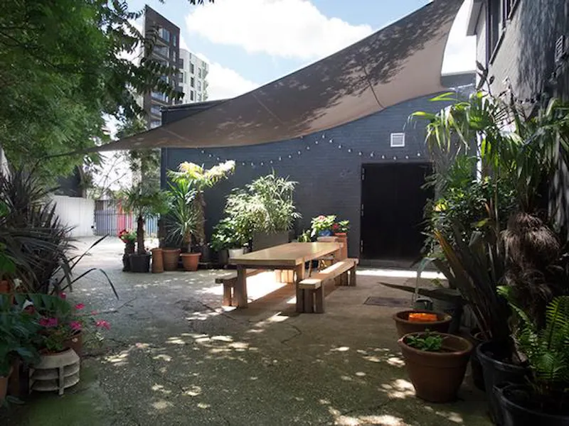 Courtyard at Film location N475 in London (photo 9)