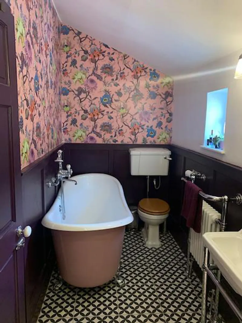 Bathroom at Film location B1883 in London (photo 10)