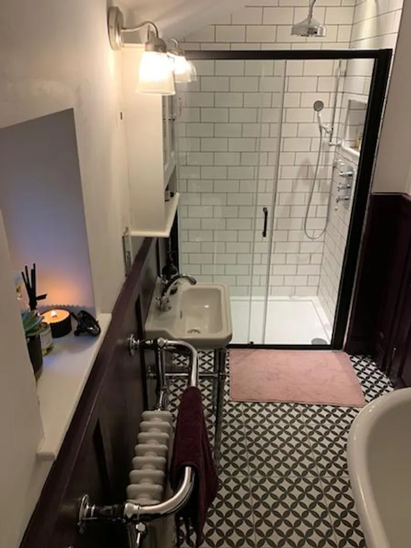 Shower at Film location B1883 in London (photo 8)