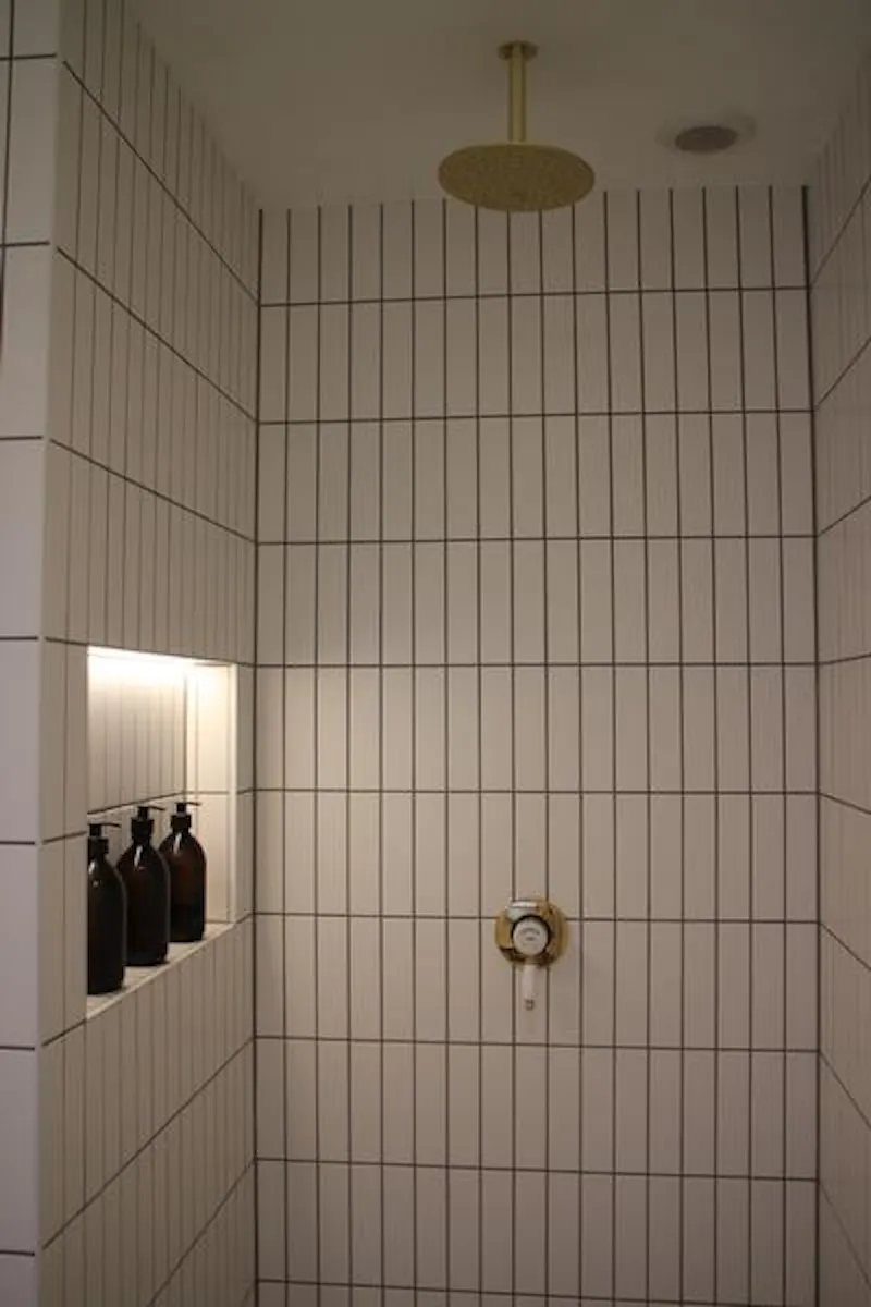 Shower at Milton Keynes modern bungalow, D2454 (photo 22)
