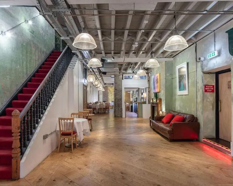Beams at Film location R836 in London (photo 1)