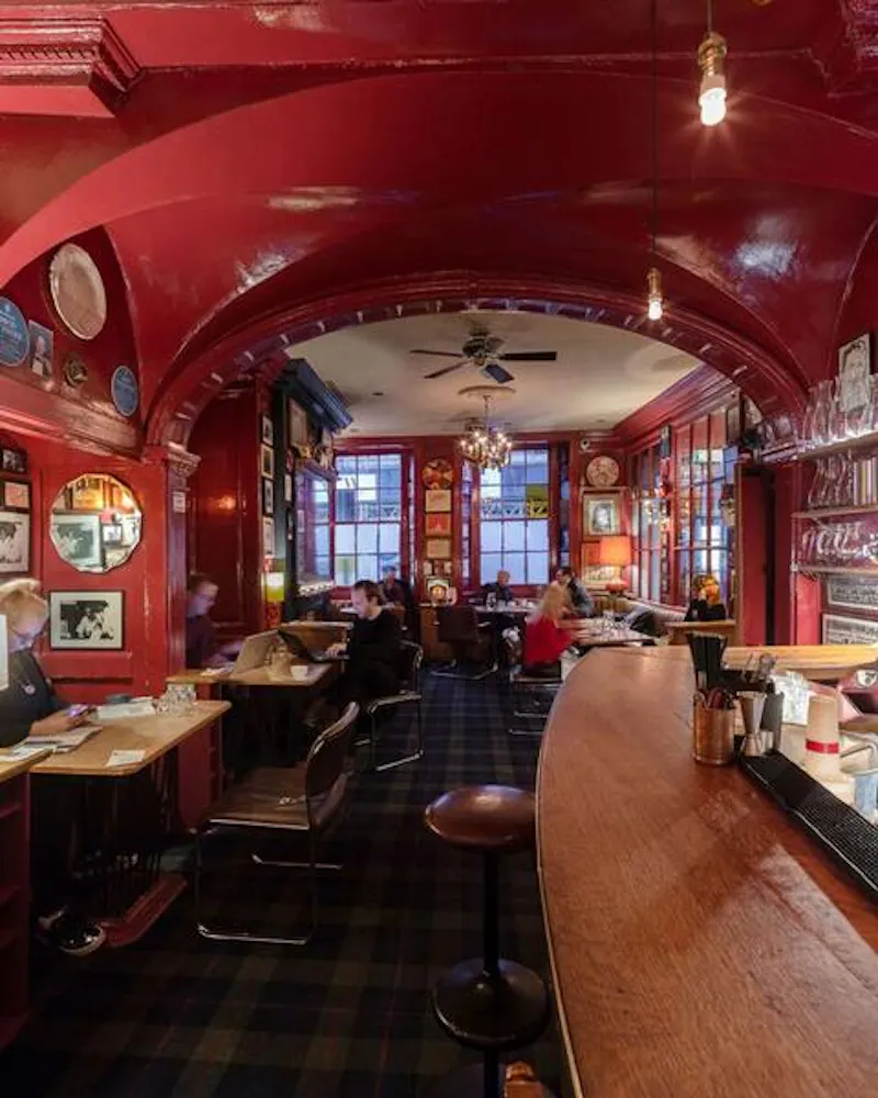 Bar at Film location R836 in London (photo 9)