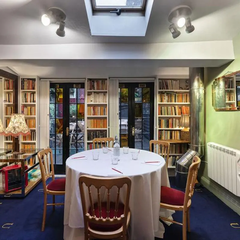 Library at Film location R836 in London (photo 11)
