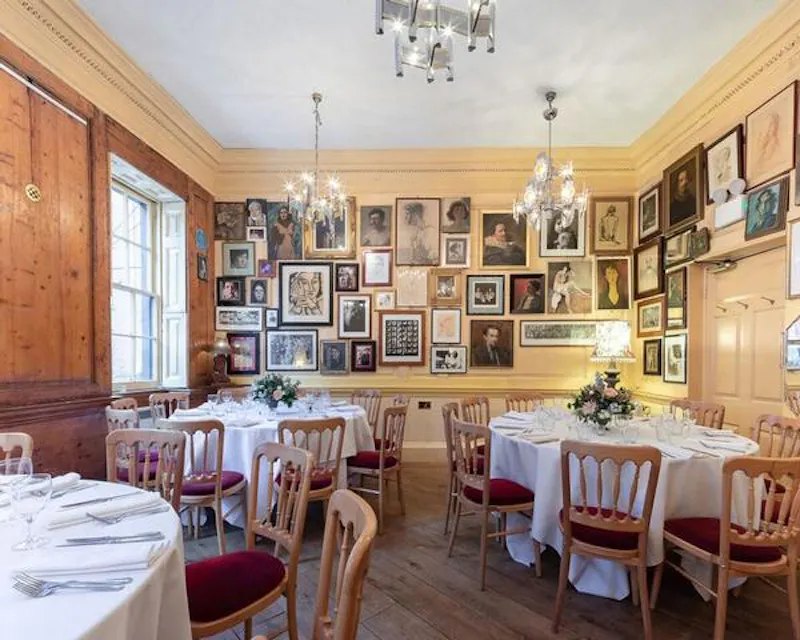 Dining room at Film location R836 in London (photo 12)