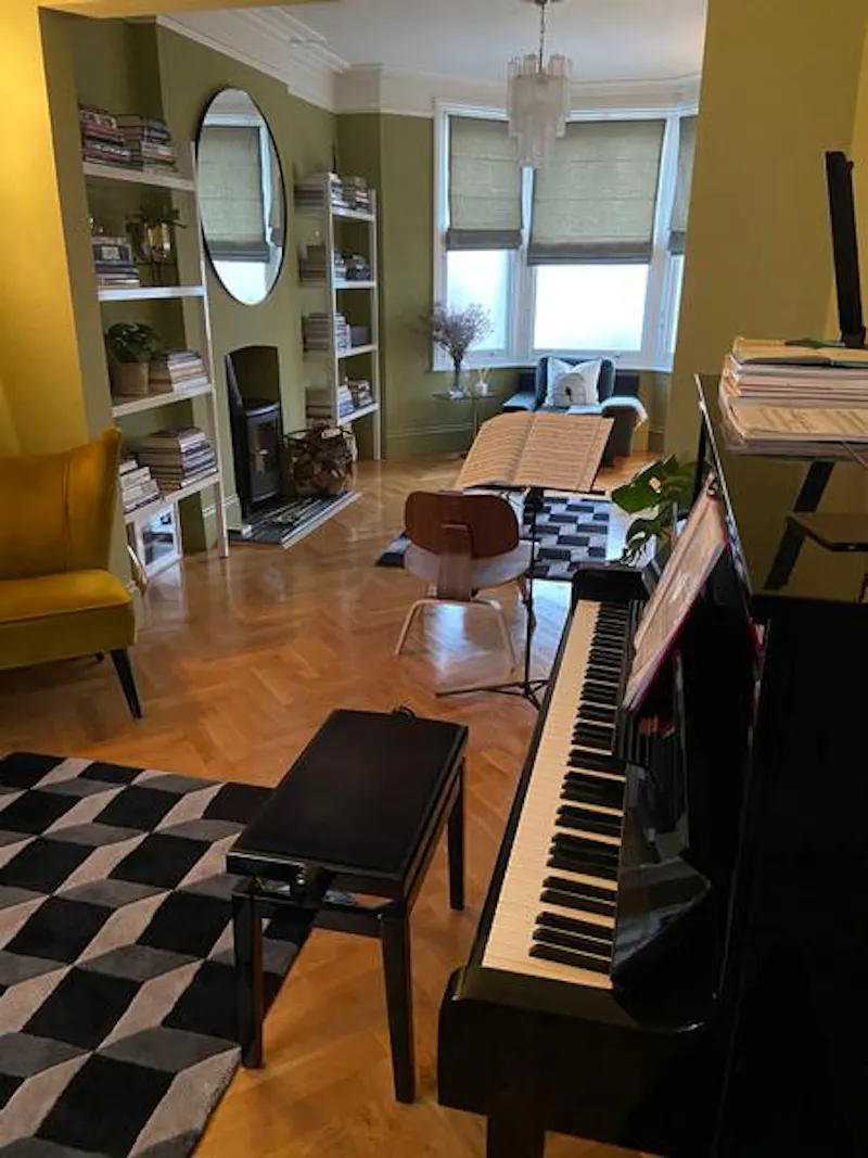 Piano at Film location B1884 in London (photo 3)