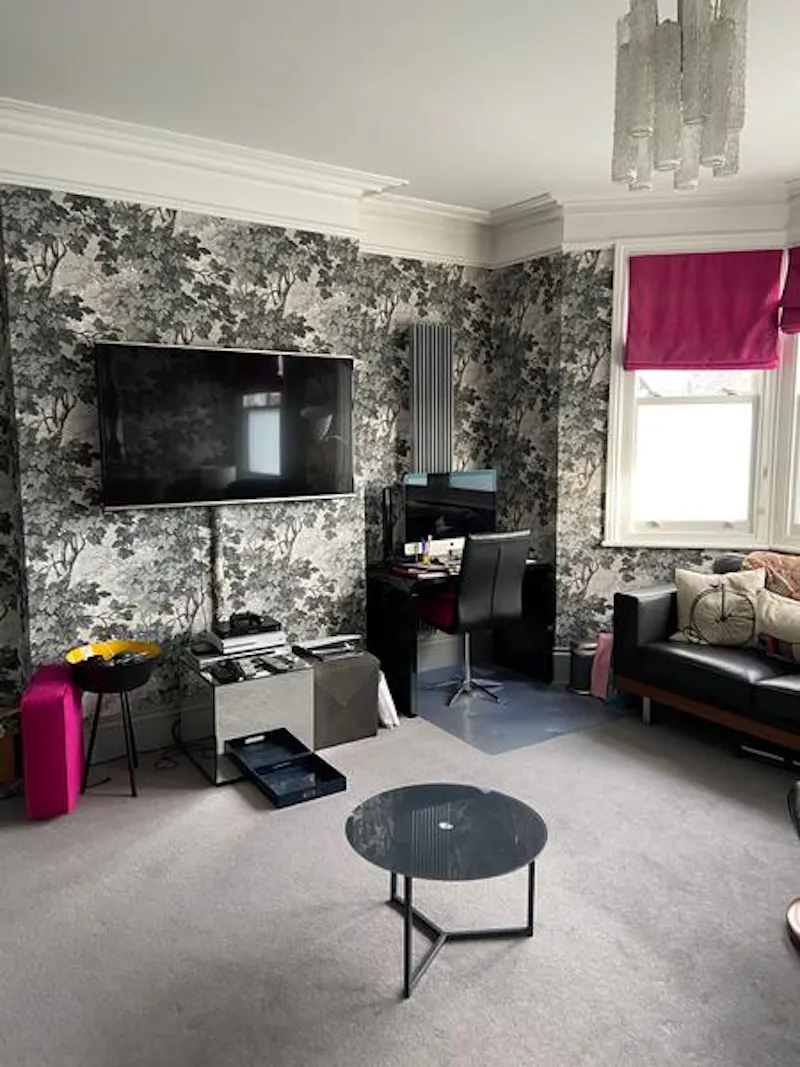 Study at Film location B1884 in London (photo 9)