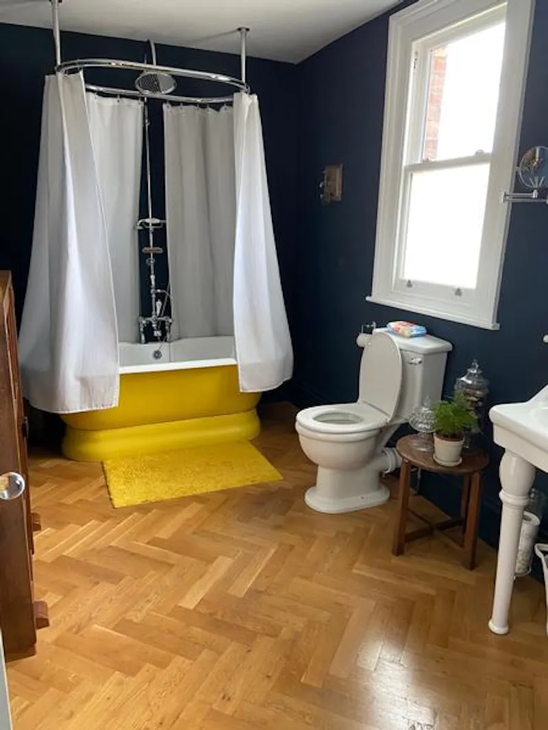 Bathroom at Film location B1884 in London (photo 12)