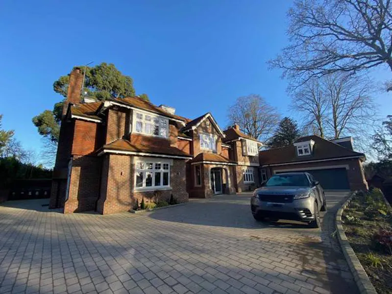 Driveway at Plush Radlett family house, D2456 (photo 1)