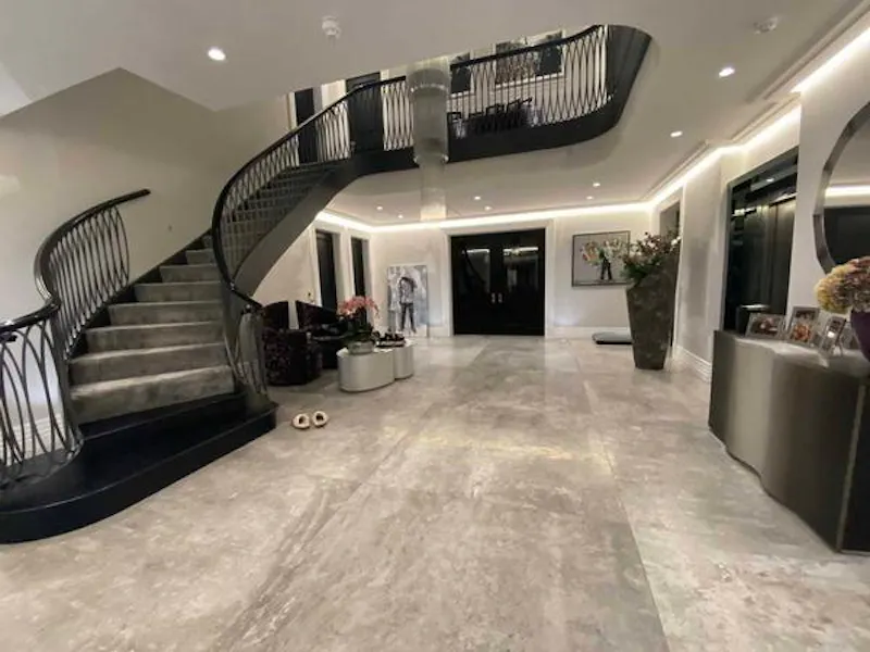 Entrance hall at Plush Radlett family house, D2456 (photo 2)