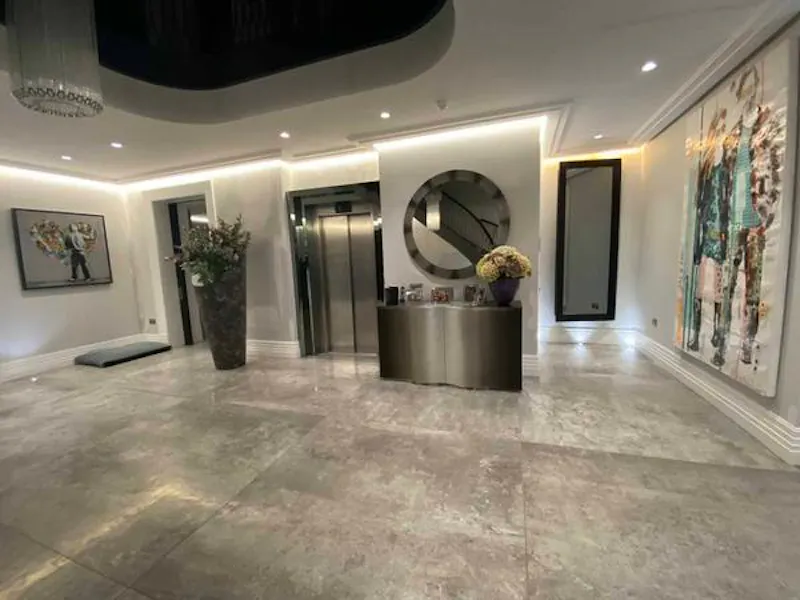 Lift at Plush Radlett family house, D2456 (photo 3)