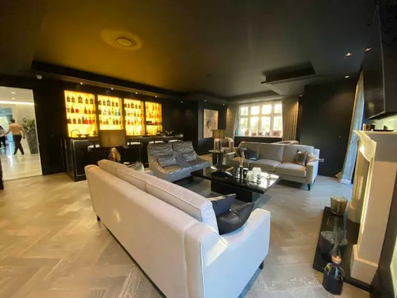 Fireplace at Plush Radlett family house, D2456 (photo 4)